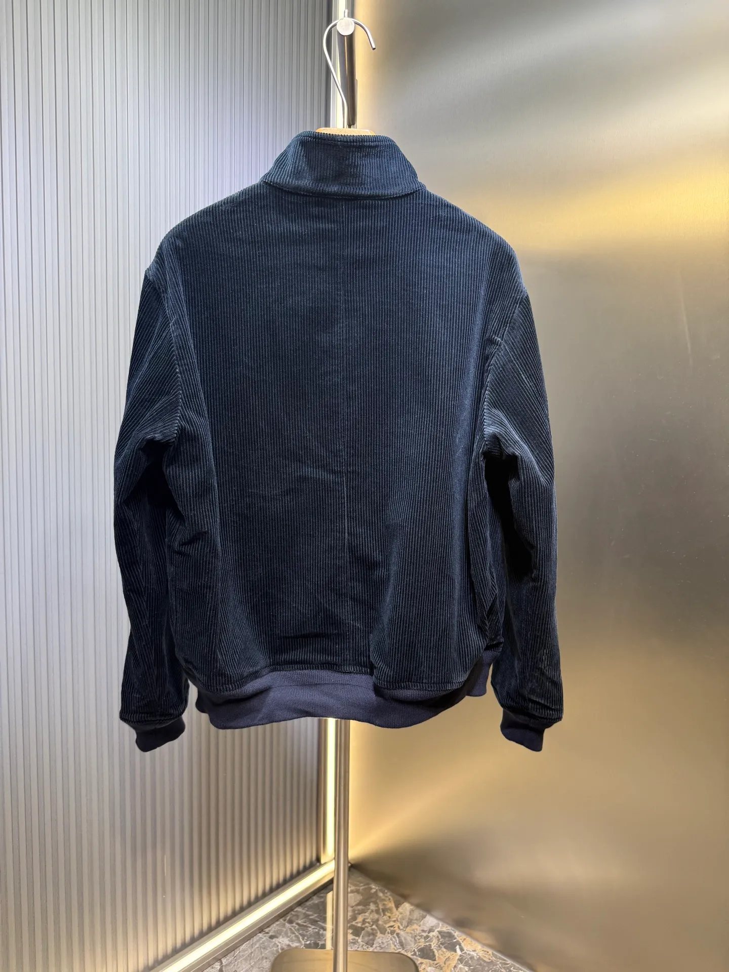 P590 🌟【Top original order】Ralph Lauren embroidered corduroy jacket. Customized wide-ribbed corduroy fabric with clear texture and excellent texture. Comfortable and close to the skin. Elegantly presented with a touch of deep navy blue. Low-key and luxurious. The exquisite red pony logo is embellished, igniting the overall vitality and passion. The stand-up collar design is simple and elegant. When the light fades, it shows subtle changes in luster and is intertwined with the undulations of the wide ribs. The jacket is infused with a fresh soul and has extremely high matching flexibility. Process 1: Using imported machine embroidery technology, using advanced computer control systems and precision mechanical components to achieve the iconic pony embroidery operation with high precision and smooth and delicate lines. Process 2: Template machine bag opening. The preset template guides the position, shape and size of the bag opening. The accuracy ensures the quality of the bag opening effect. Process 3: Infrared positioning cutting machine uses infrared transmitters and infrared receivers to achieve precise positioning of materials. The accuracy can reach the micron level to meet the effect of high-precision cutting of plaid alignment. Process 4: The fabrics are washed carefully and have better hand texture. Not easy to deform, not easy to shrink, not easy to fade, and maintain long-term beauty. Accessories: Customized 1:1 Ralph Lauren horn buckle Customized 1:1 Ralph Lauren bronze puller Customized 1:1 Dark brown leather lanyard Customized 1:1 Ralph Lauren trademark Version: Loose version Size: S M L XL